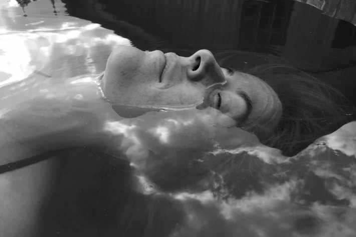 Apzinātā elpošana Rīgā. Šīs nodarbības galvenā atslēga ir, ka tiek radīta telpa, kur tu vari būt. Tev nav kaut kas jāsasniedz, jāpierāda, bet tu vari just savu ķermeni, savienoties ar savu elpu, rast atbldes uz jautājumiem, gūt iekšēju mieru un prāta klusumu. Elpošanas ritms ir dinamisks un tomēr gana dabisks un harmonisks tavam ķermenim. Tava atvērtība procesu padarīs neaizmirstamu un skaistu.