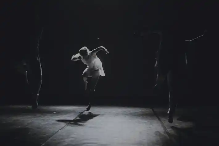 Sajūtu kustību nodarbības gan Rīgā, gan Cēsīs. Nodarbība, kurā tiek doti uzdevumi, bet netiek mācīts, kā dejot. Šeit mērķis un uzsvars ir uz tavu paša/-as brīvo kustību, kā atraistīties ķermenī, prātā un justies brīvi un priecīgi.