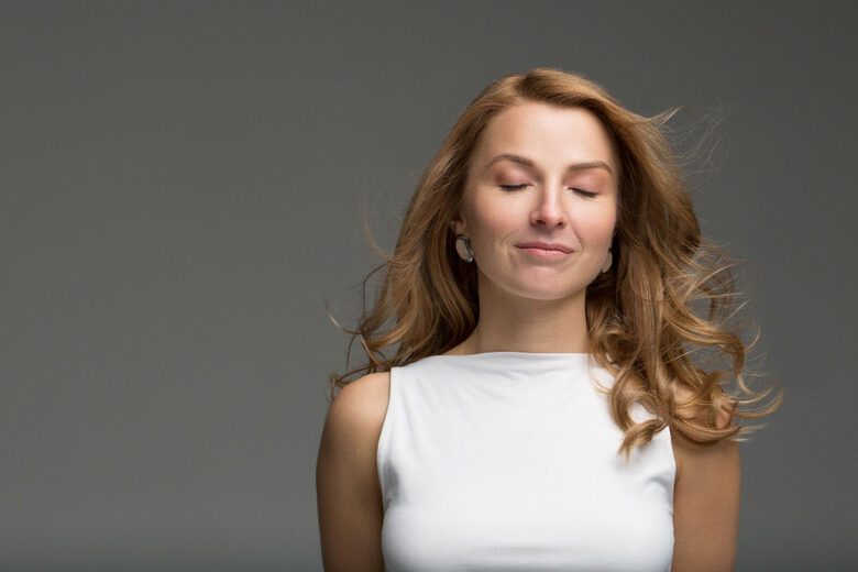 Apzinātā elpošana Rīgā. Šīs nodarbības galvenā atslēga ir, ka tiek radīta telpa, kur tu vari būt. Tev nav kaut kas jāsasniedz, jāpierāda, bet tu vari just savu ķermeni, savienoties ar savu elpu, rast atbldes uz jautājumiem, gūt iekšēju mieru un prāta klusumu. Elpošanas ritms ir dinamisks un tomēr gana dabisks un harmonisks tavam ķermenim. Tava atvērtība procesu padarīs neaizmirstamu un skaistu.