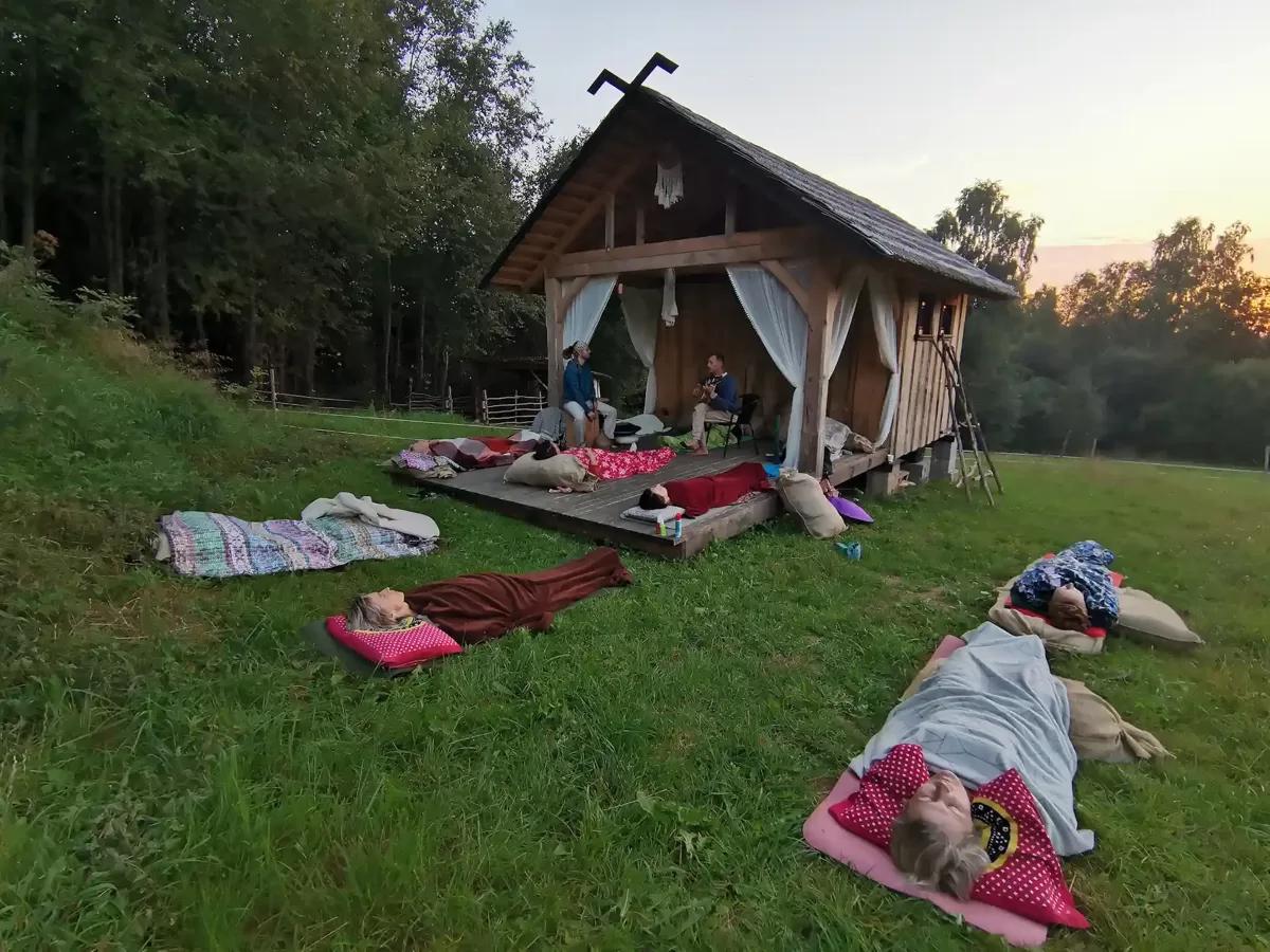Elpošana grupā ir jaudīgs process. Iesaku izmēģināt arī elpošanu dabā. Tā ir unikāla pieredze, kur smarža un jušana kļūst niansētāka un smalkāka.
